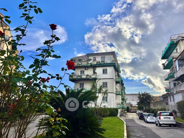 Appartamento in residenziale in Via Domitiana