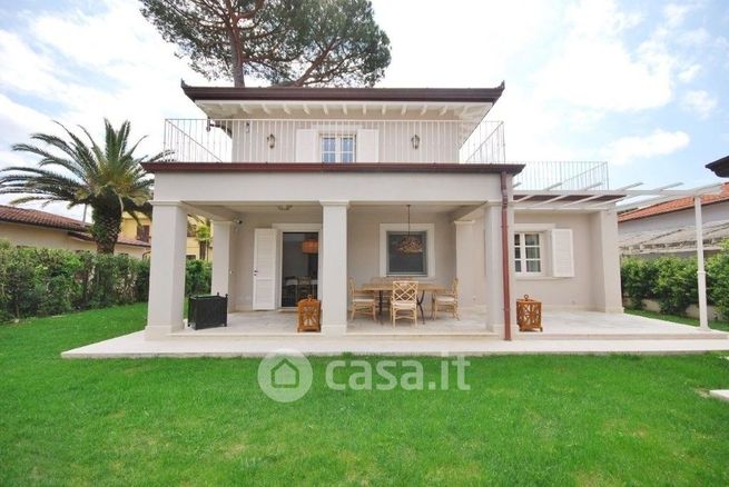 Villa in residenziale in Via Adua