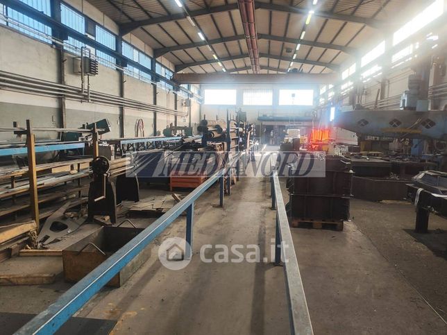 Capannone in commerciale in 