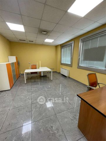 Ufficio in commerciale in Via Armando Vona