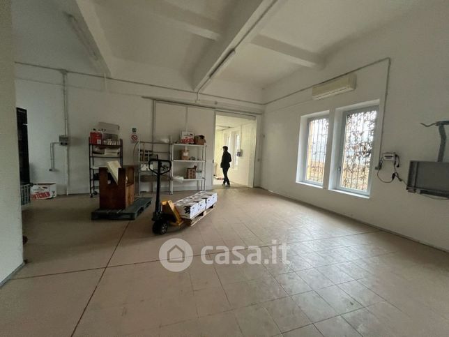 Attivitã /licenza (con o senza mura) in commerciale in Via XXI Aprile 72