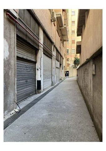 Box/posto auto in residenziale in Via Cesare Algranati 10