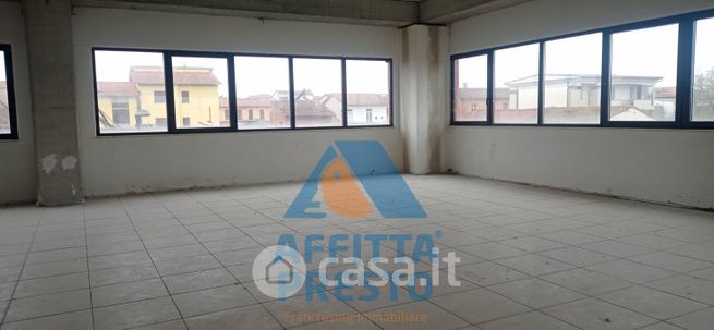 Ufficio in commerciale in 