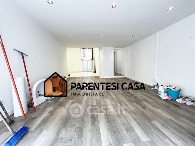Capannone in commerciale in 
