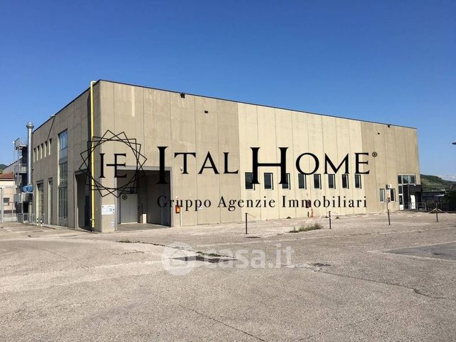 Capannone in commerciale in Via de Capitani