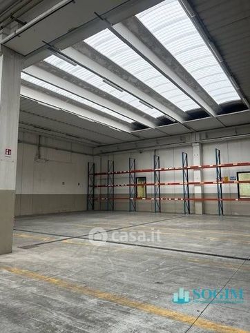 Capannone in commerciale in 