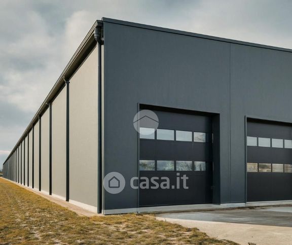 Capannone in commerciale in 