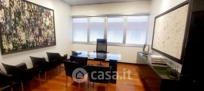 Ufficio in commerciale in 
