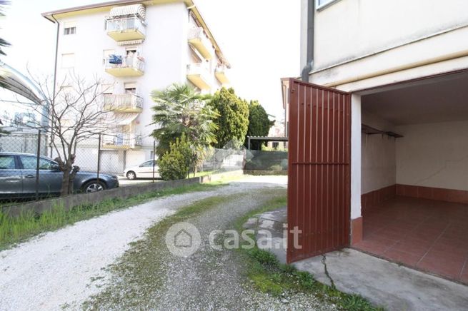 Box/posto auto in residenziale in Piazzetta della Pace 5