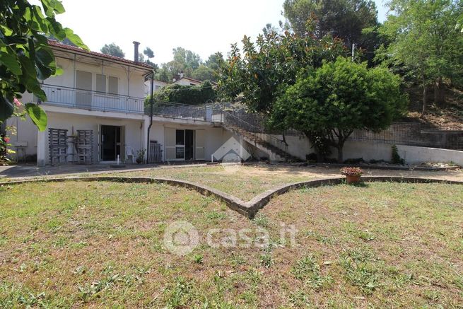 Casa bi/trifamiliare in residenziale in