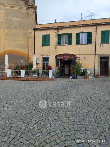 Attivitã /licenza (con o senza mura) in commerciale in Piazza Conte Enrico Pocci