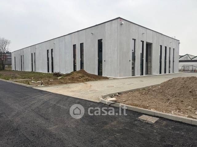 Capannone in commerciale in Via Giuseppe Zucchi 39 A