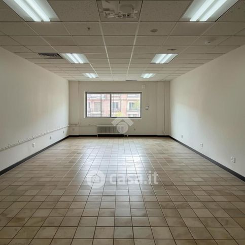Ufficio in commerciale in Via Caccianiga