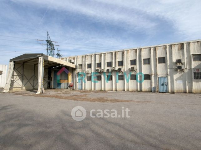 Capannone in commerciale in Via Fratelli Cervi