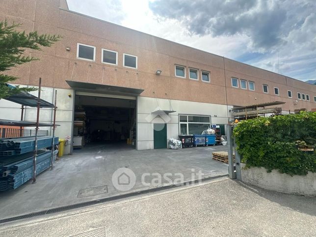 Capannone in commerciale in Via G. Fedrigoni 8