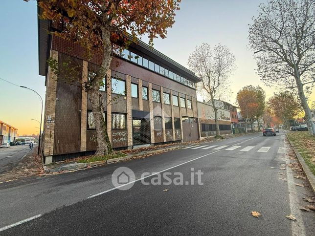 Capannone in commerciale in Via dei Lavoratori 50