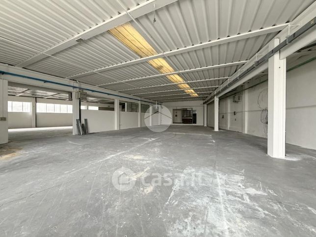 Capannone in commerciale in Via Cantarane 81