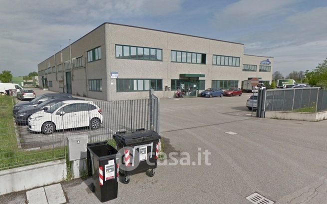 Capannone in commerciale in 