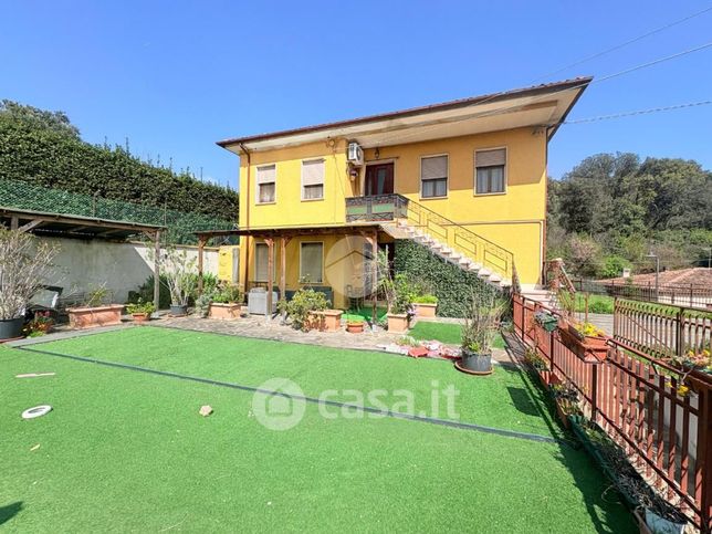 Casa bi/trifamiliare in residenziale in Via Costa 42