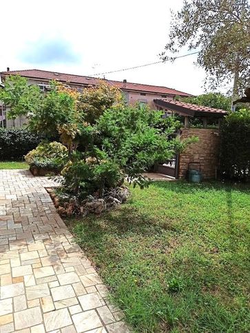Casa bi/trifamiliare in residenziale in