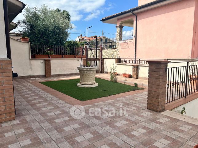Casa bi/trifamiliare in residenziale in Via Saracinesco