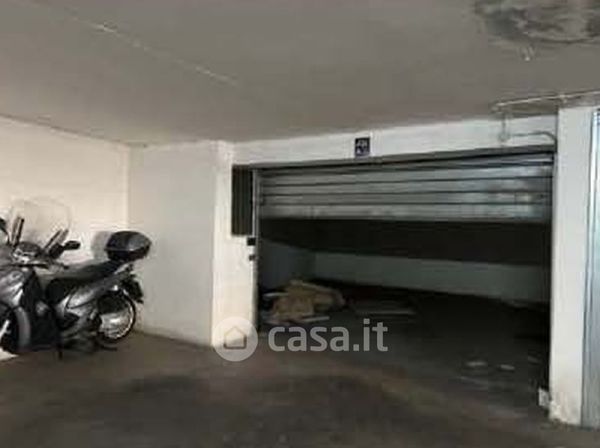 Garage/posto auto in residenziale in Via Caio Cestio 35