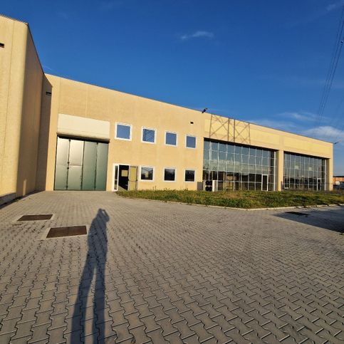 Capannone in commerciale in Via Monte Grappa 40