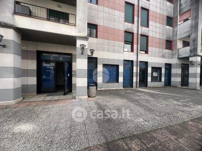 Ufficio in commerciale in Via Volturno