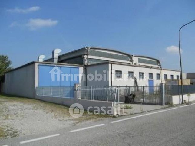 Capannone in commerciale in Via Industria 11