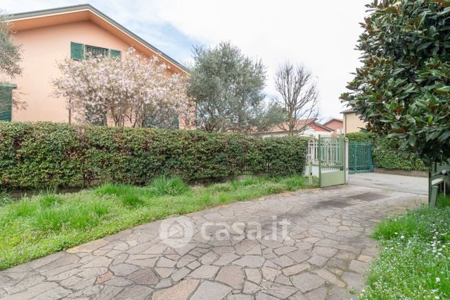 Casa bi/trifamiliare in residenziale in Via Cesare Battisti 51