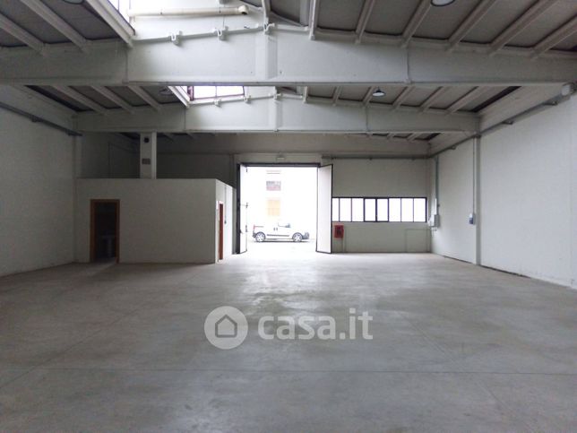Capannone in commerciale in 