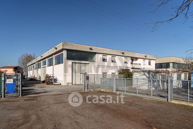 Capannone in commerciale in Via C. Prampolini 44