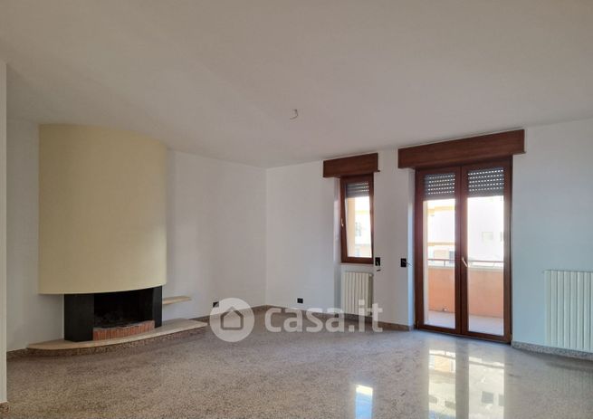 Appartamento in residenziale in Via Sinni 11