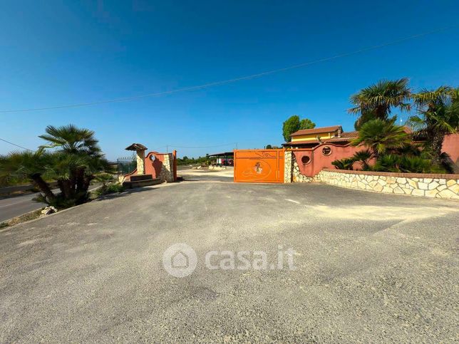 Capannone in commerciale in