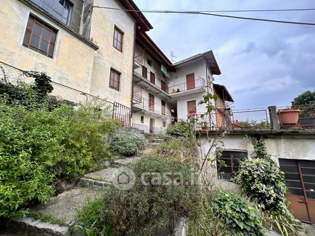 Casa bi/trifamiliare in residenziale in Strada dei Gallinit 9