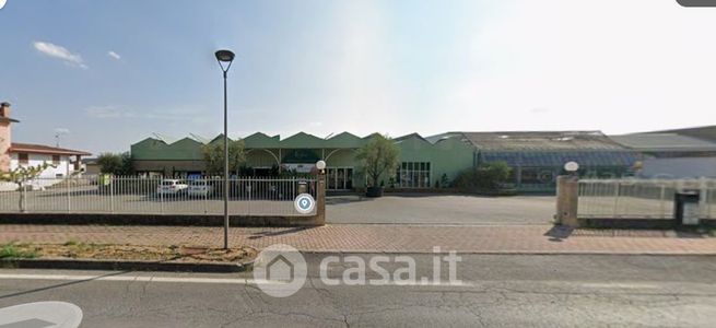 Capannone in commerciale in Via Benaco 38