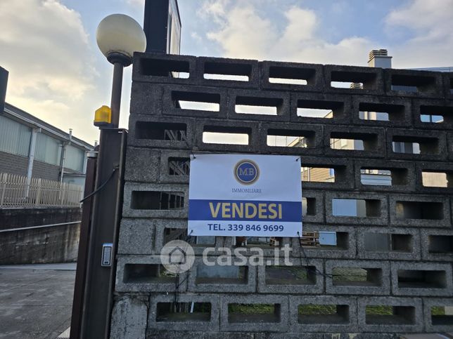 Capannone in commerciale in Viale Campania 49