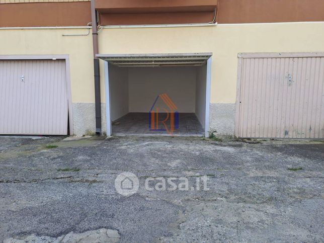 Box/posto auto in residenziale in Viale Crotone 21