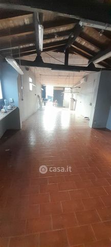 Capannone in commerciale in 