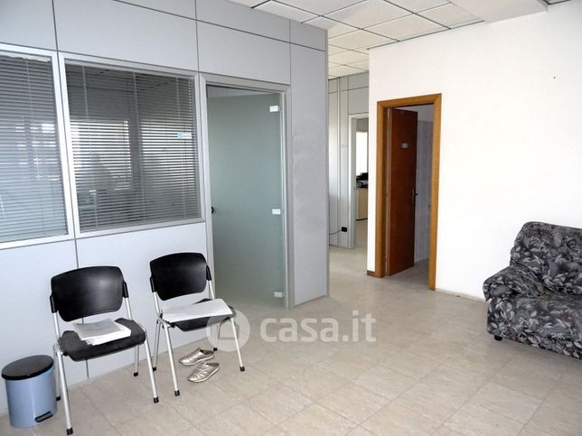 Ufficio in commerciale in 