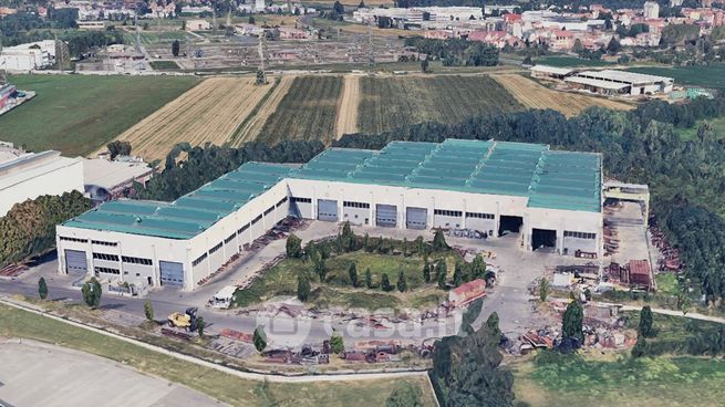 Capannone in commerciale in Via delle Industrie 17