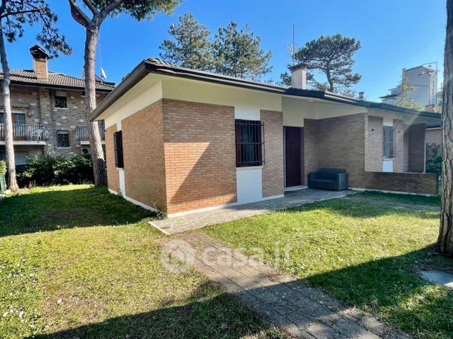 Casa bi/trifamiliare in residenziale in Raggio di Marte 18