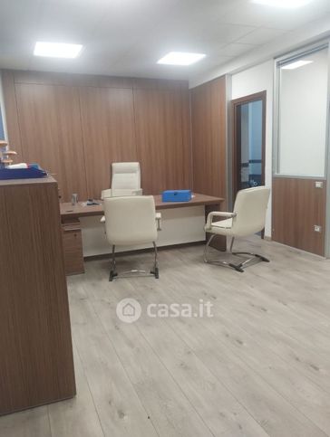 Ufficio in commerciale in 