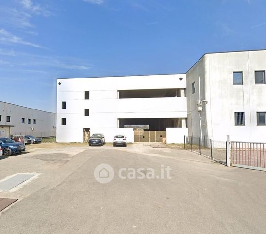 Capannone in commerciale in Via delle Industrie 4
