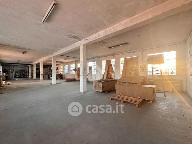 Capannone in commerciale in SP24 9