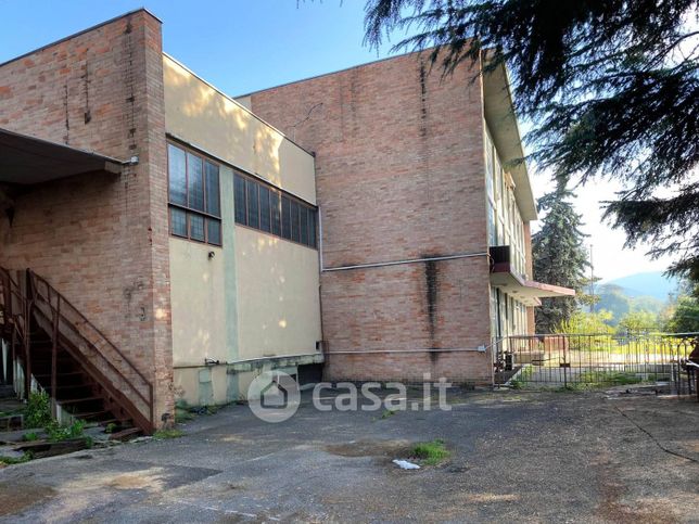 Capannone in commerciale in Via Umbria 9