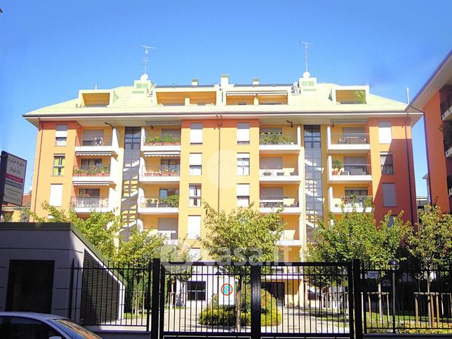 Box/posto auto in residenziale in Via Marcantonio dal Re 20