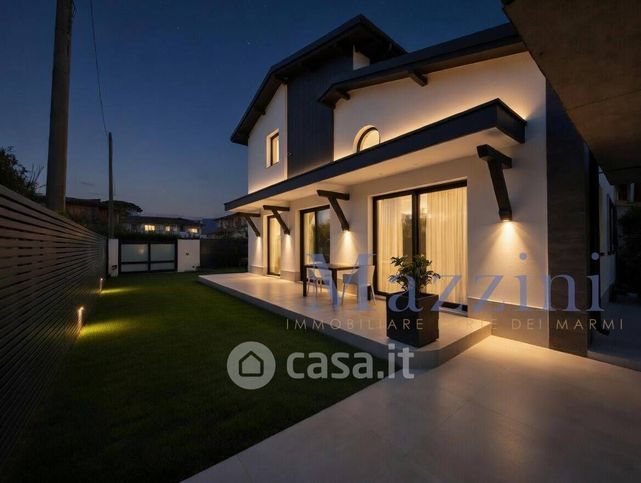 Casa bi/trifamiliare in residenziale in Via Versilia