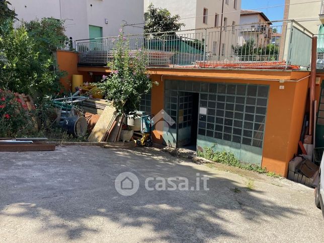 Box/posto auto in residenziale in Via Abruzzo 4