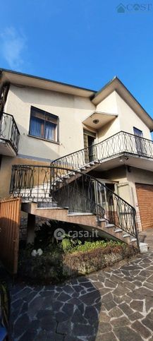 Casa indipendente in residenziale in Viale Astichello 27